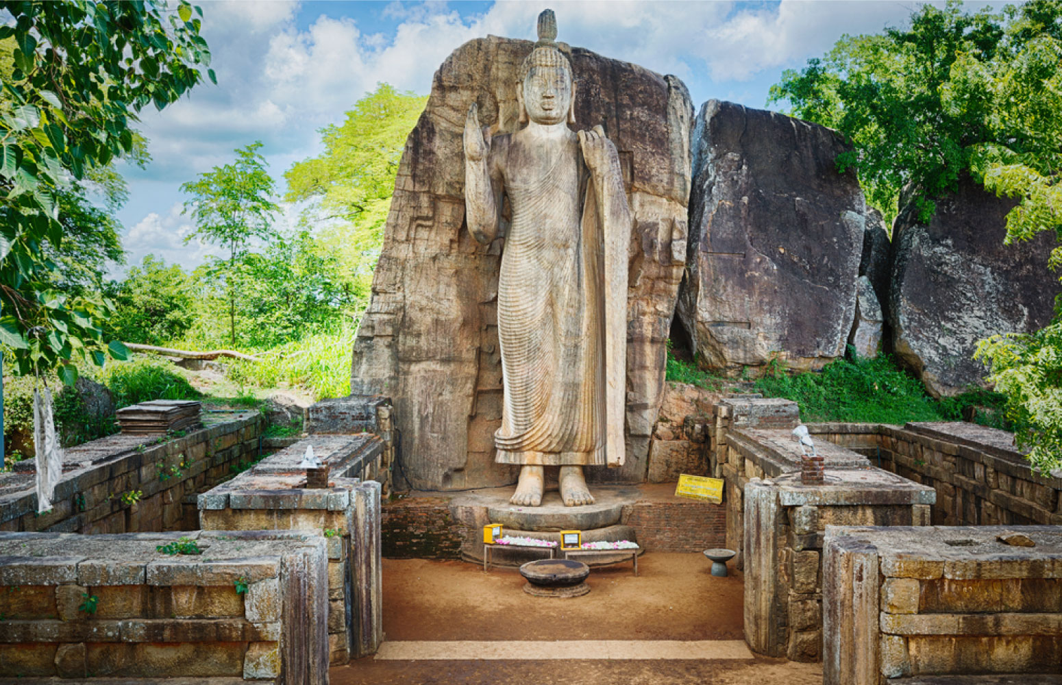 Avukana Buddha statue